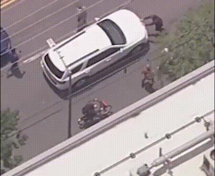 佛罗里达一位警长警告说：如果有谁向他的警员“扔砖头、燃烧弹，或者拿枪”指着警员，