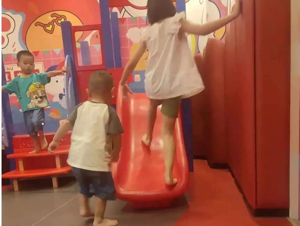 穷人的世界你想象不到，只有真正穷过才知道。幼龄小孩去商场或者图书馆是不适合的，他