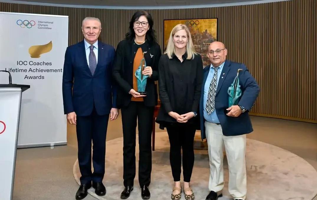 11月25日的深夜，在瑞士洛桑奥林匹克之家颁奖典礼上，国际奥委会授于中国女排教练