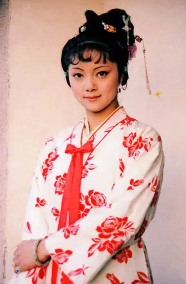 同样的戏服，林妹妹穿好看呢？还是宝姐姐穿好看呢？