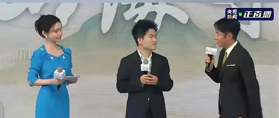 董宇辉最不好的一点，

表面上看是自己的颜值和学识不相符，

实际上，大