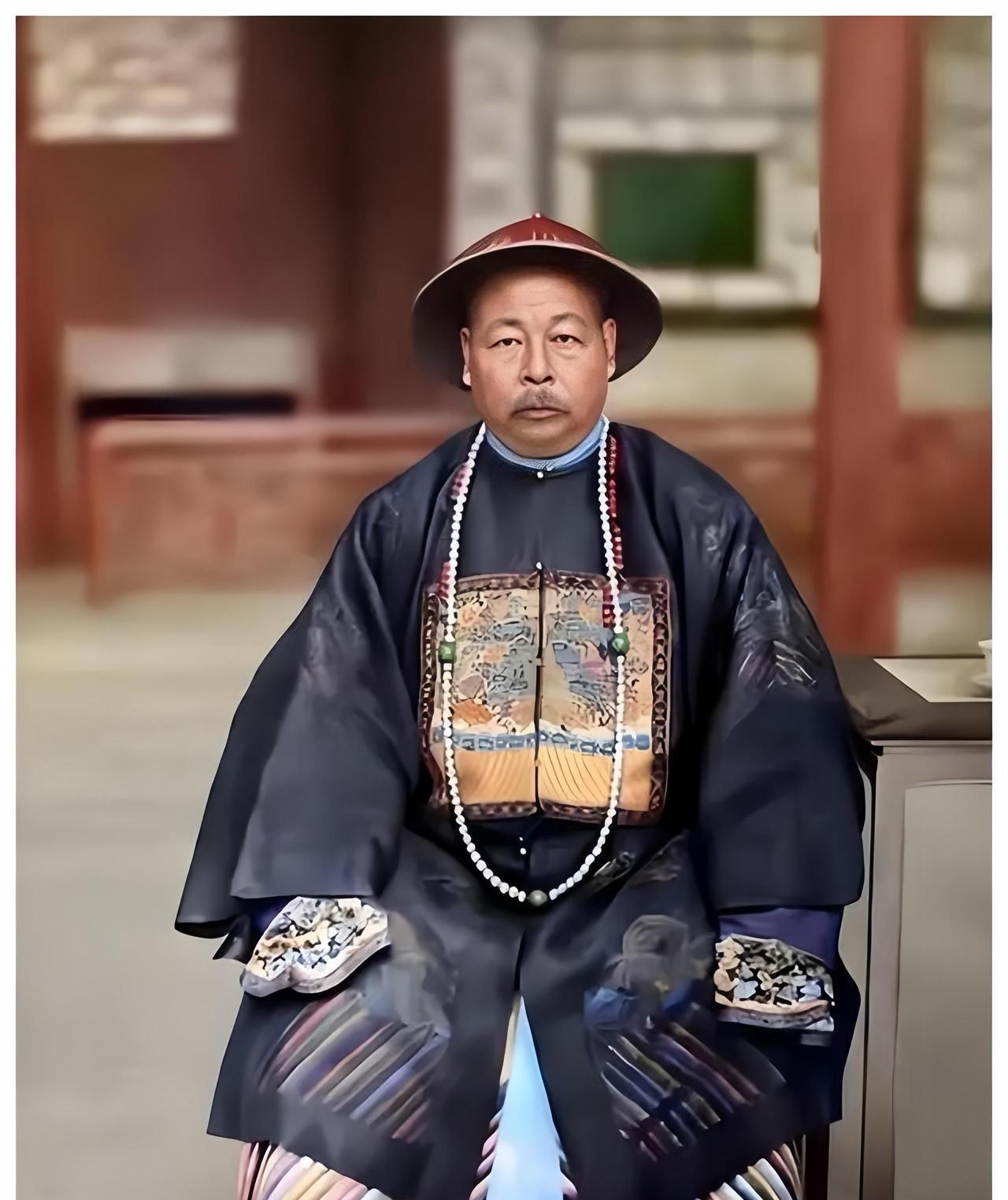 下图是左宗棠的照片，照片收藏于巴西国家图书馆，拍摄时间是1875年，也就是左宗棠