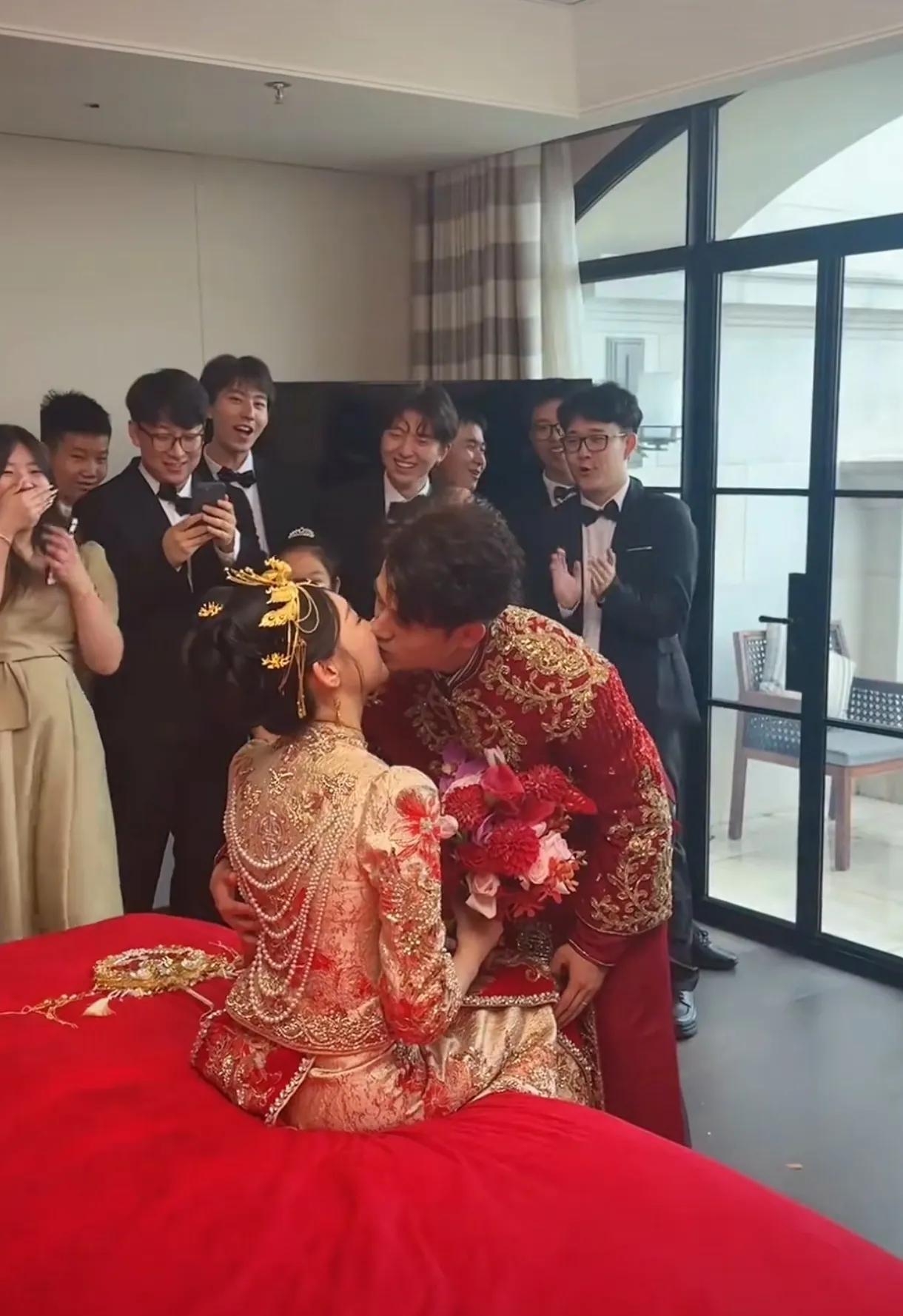 惠若琪妹妹惠若璇大婚！24岁学霸新娘，男友酷似姐夫。



这个消息在排球迷圈里
