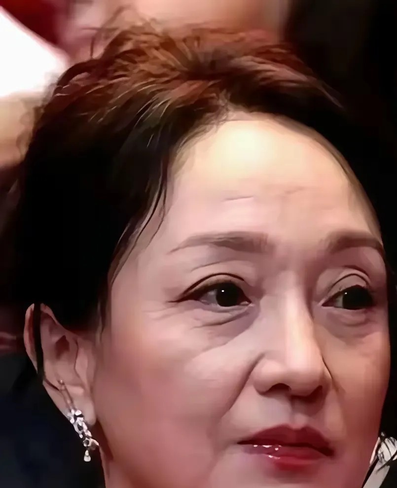 周迅才五十一岁为什么这么老，昂贵的化妆品用了没效果吗。