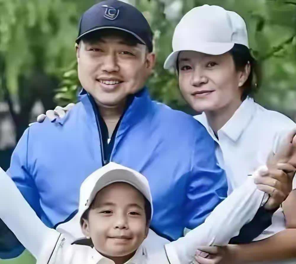 王瑾：国梁，谢谢你能够带我们娘仨到云南游玩。
国梁：是呀！这样的机会真是不多啊