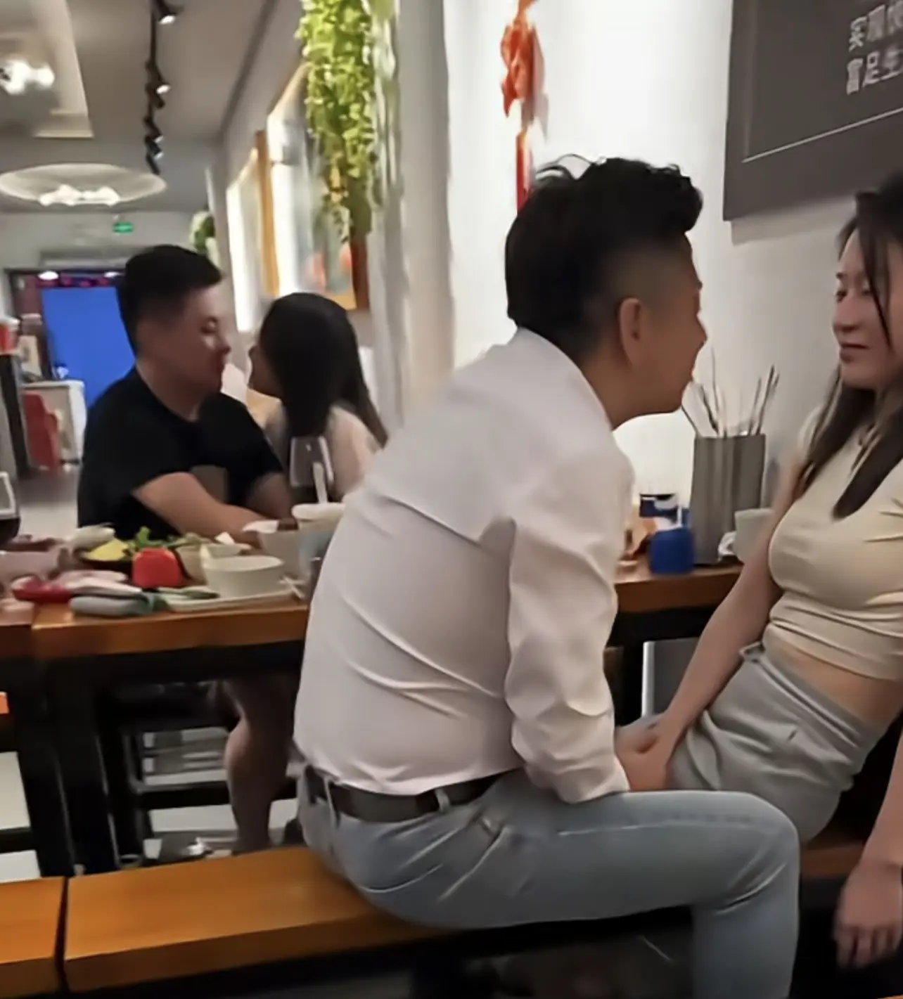 同学聚会，以后别让你老婆去了