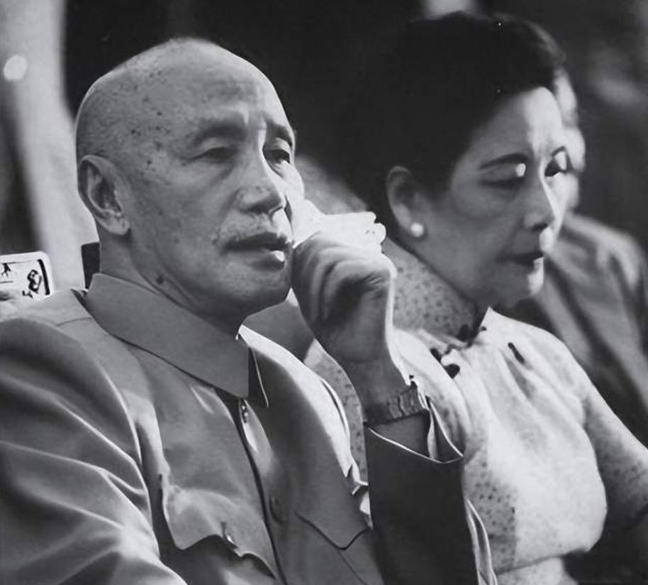 蒋介石私生活有多混乱？贴身秘书晚年才敢说破，宋美龄的做法绝了。蒋介石的私生活有多