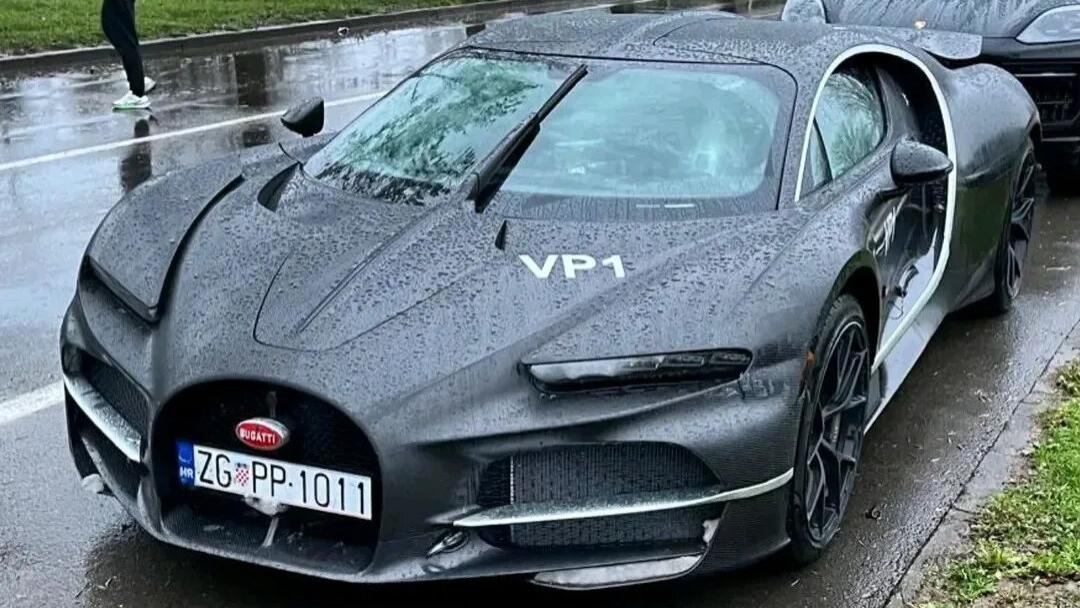 布加迪Tourbillon原型车雪地受困