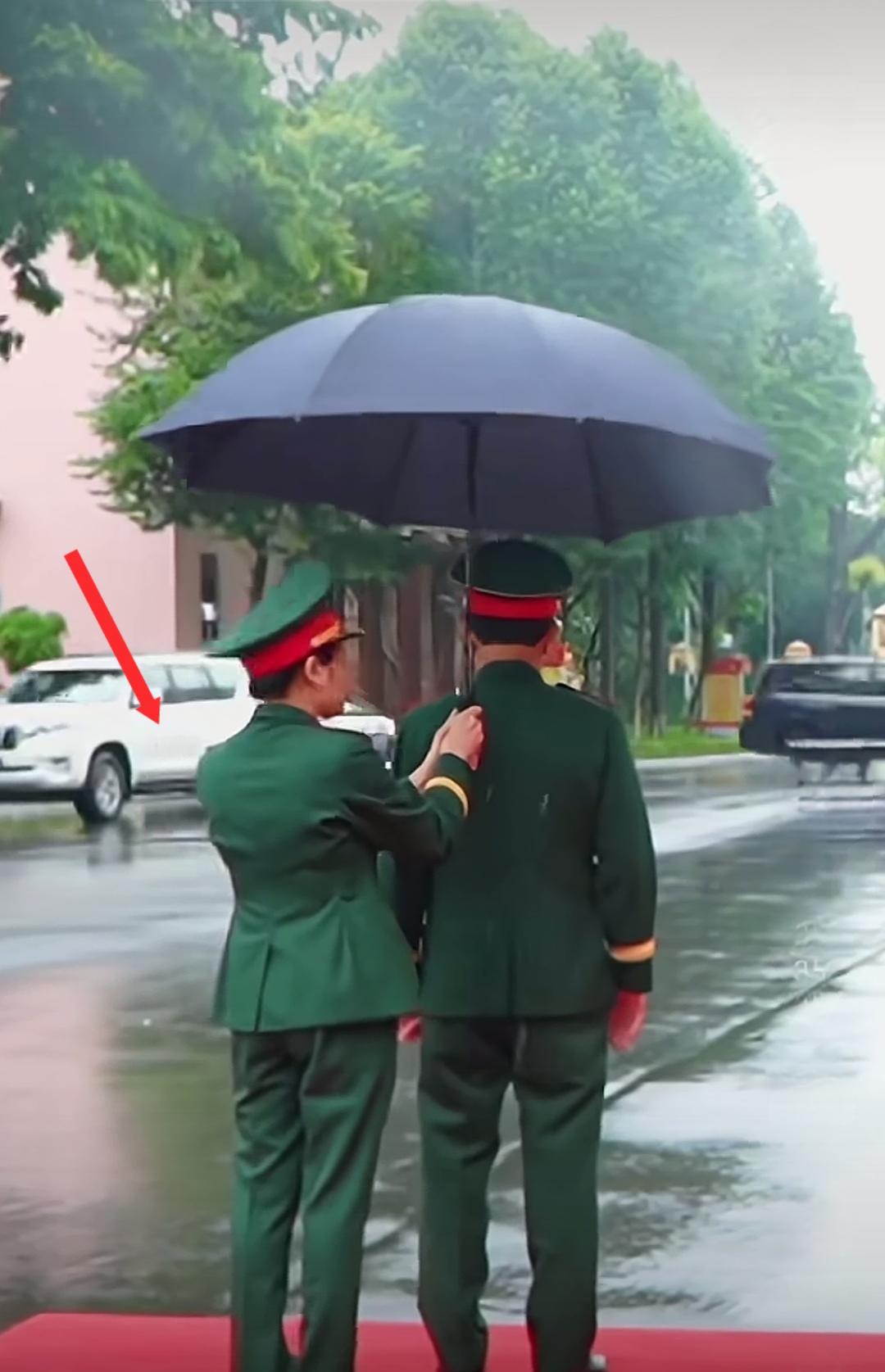 从越南防长潘文江要求女兵为他撑伞来看，韩国人前阵子大概率是没有冤枉越南的国防副部
