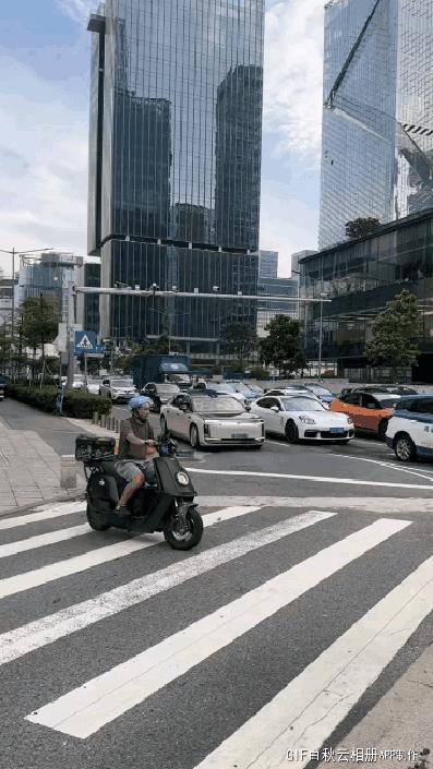 偶遇深圳首台尊界，气场比不上大劳，但是跟宾利不相上下…确实牛