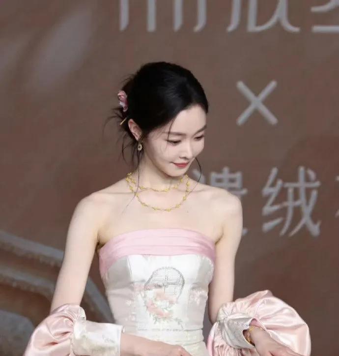 #宋轶的美貌从来不止一种惊艳# 说她“美成这样”也太谦虚！这位姐姐明明一直是颜值