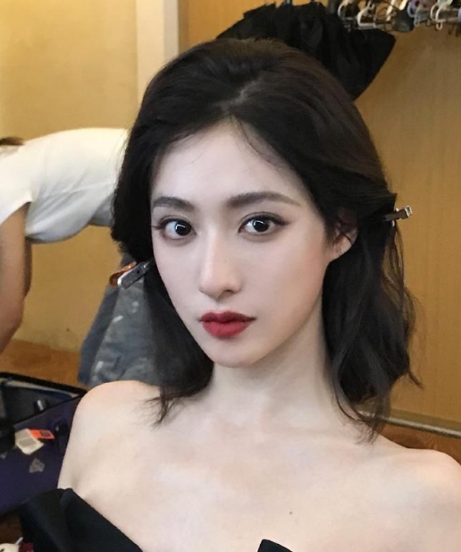 胡连馨有着不符合她这个年纪的外放气质美。