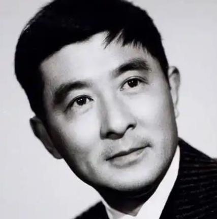 1945年被关5年的巨星赵丹出狱，他急奔回家，却撞见妻子顶着个大肚子，他气得浑身