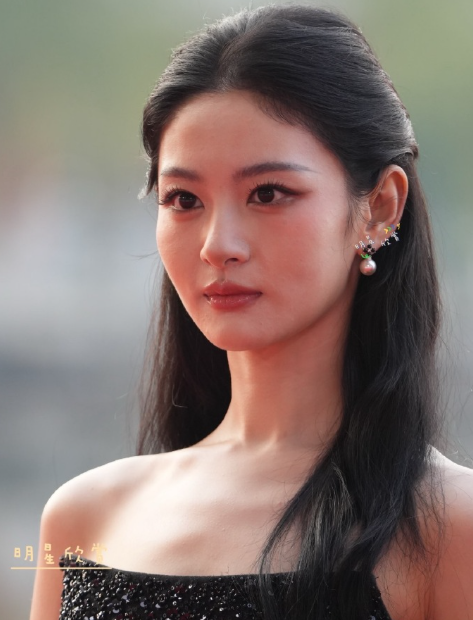 于正好宠赵晴啊，简直就是第二个白鹿，之前和许凯那事儿风波过去之后，除了许凯现在还