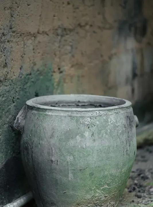 天气太热了，中午老李在院子里的大缸里洗澡，突然有人在敲大门，老李问是谁？门外回答