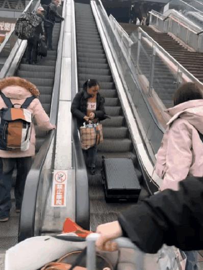 换我遇到我会上去帮阿姨，而不是拿出手机拍视频还发到网上[灵光一闪]
