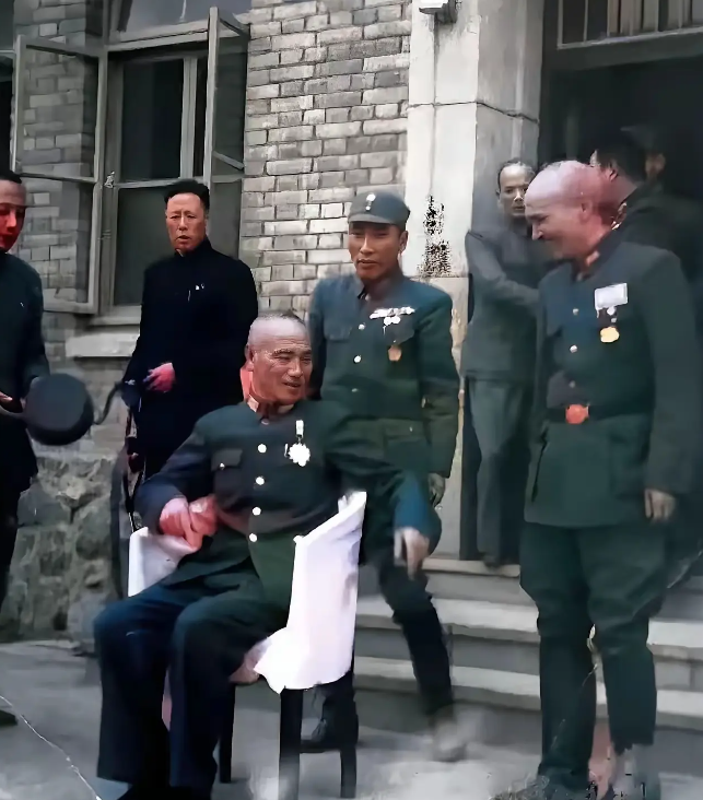 站着的那个光头其实是孙殿英。