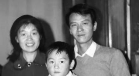 [兔子]1979年，知青戴建国不顾家人的反对，硬娶痴傻的程玉风为妻。新婚夜，正当