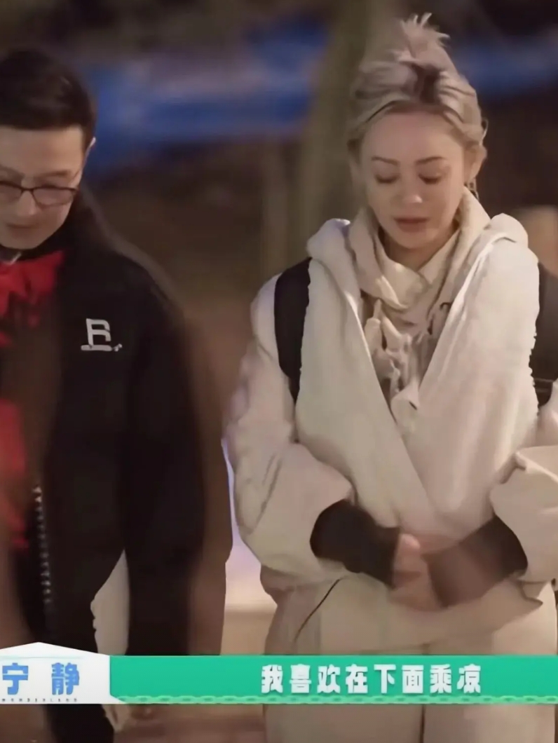 突然明白宁静为什么允许汪峰拉手

因为汪峰特别会给女人情绪价值，宁静节目里说，汪