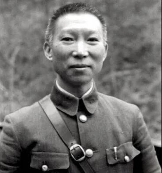 薛岳据说是抗战中杀敌最多的将军，在长沙威风八面。但淞沪会战中，他却狼狈至极：
