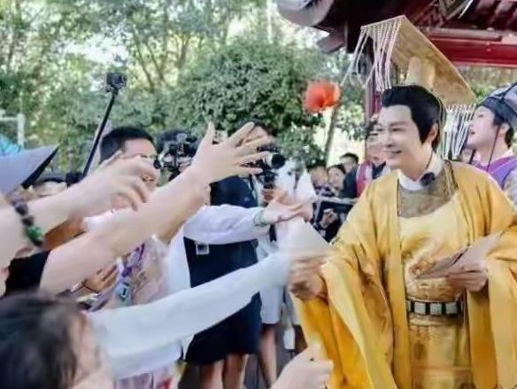 49岁的郑国霖也去景区打工了，看着状态还是蛮好的！