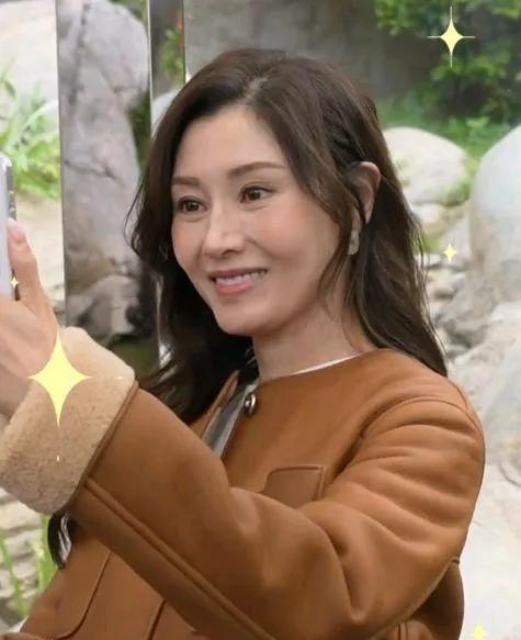 55岁的李嘉欣逛熊猫园自拍照！
状态好，自然，比整容脸强多了！