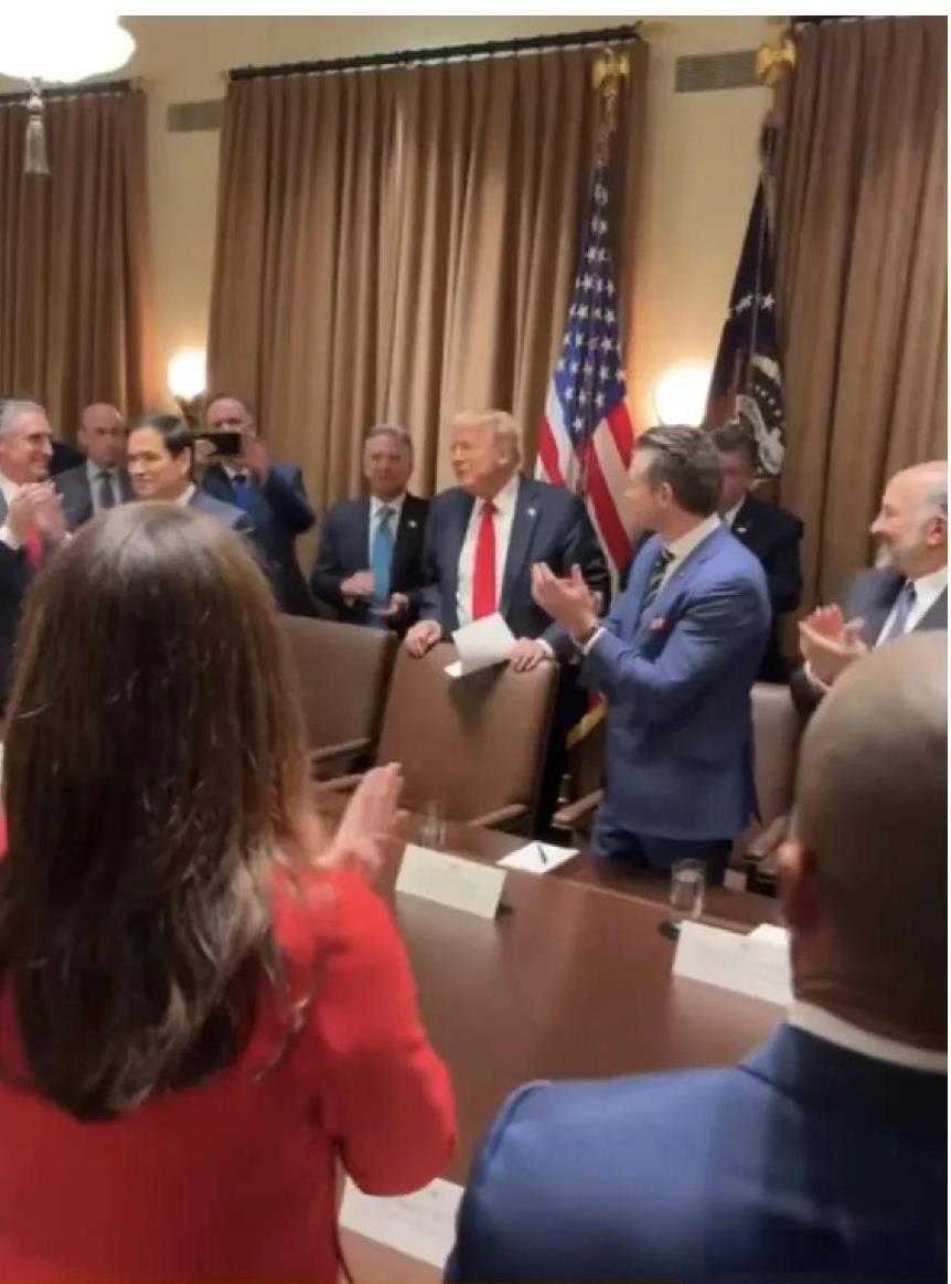 第一次召开首次内阁会议。
特朗普伴随特朗普走进会场全体起立，
掌声响起来
看谁先