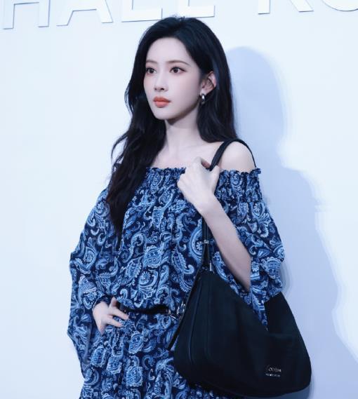 #孟子义拿白兰花这张图# #孟子义腰果花一字肩裙# 孟子义参加Machael K