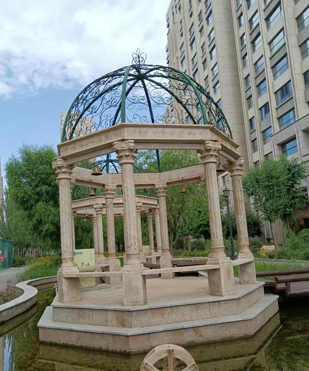 #分享一张你最近随手拍的照片吧#
碧空如洗，白云若绣，微风习习，绿意融融，河水潺