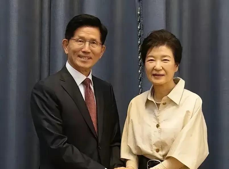 #朴槿惠# 朴槿惠回父母故居为国民力量党总统候选人金文洙拉票，受到了民众普遍欢迎