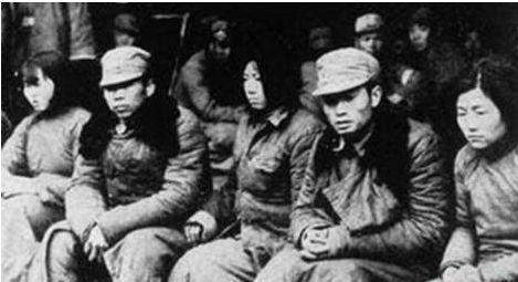 1950 年，我军在甘肃逮捕一女匪首，竟是失散 14 年的红军排长李桂兰。当战士