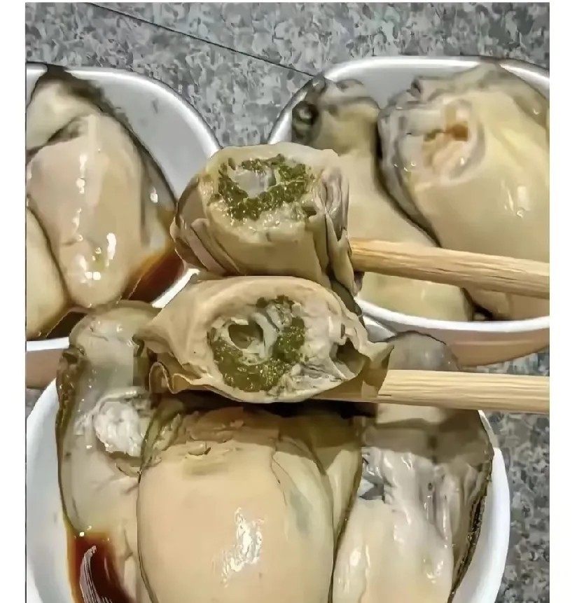 生蚝这个东西迷惑我很多年

到底里面像💩一样的东西能吃吗？