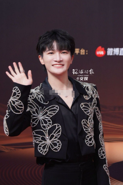 双手轮流营业，温柔又有诚意，忙到不停歇的样子，真的治愈又圈粉～ ​​​