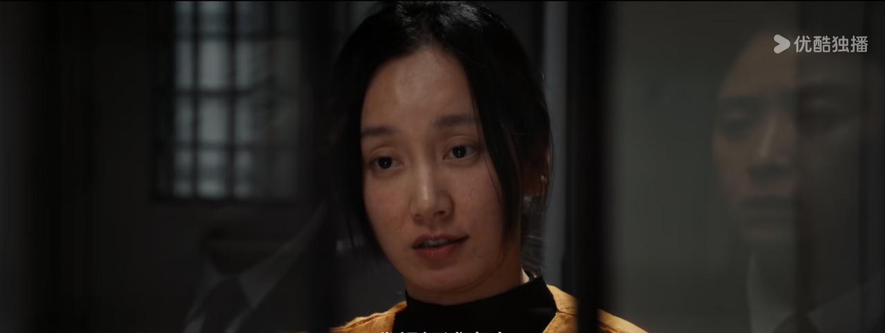 《以法之名》最炸裂的一场戏出现了，不是张译带来的，也不是蒋欣。
而是由剧中的女配