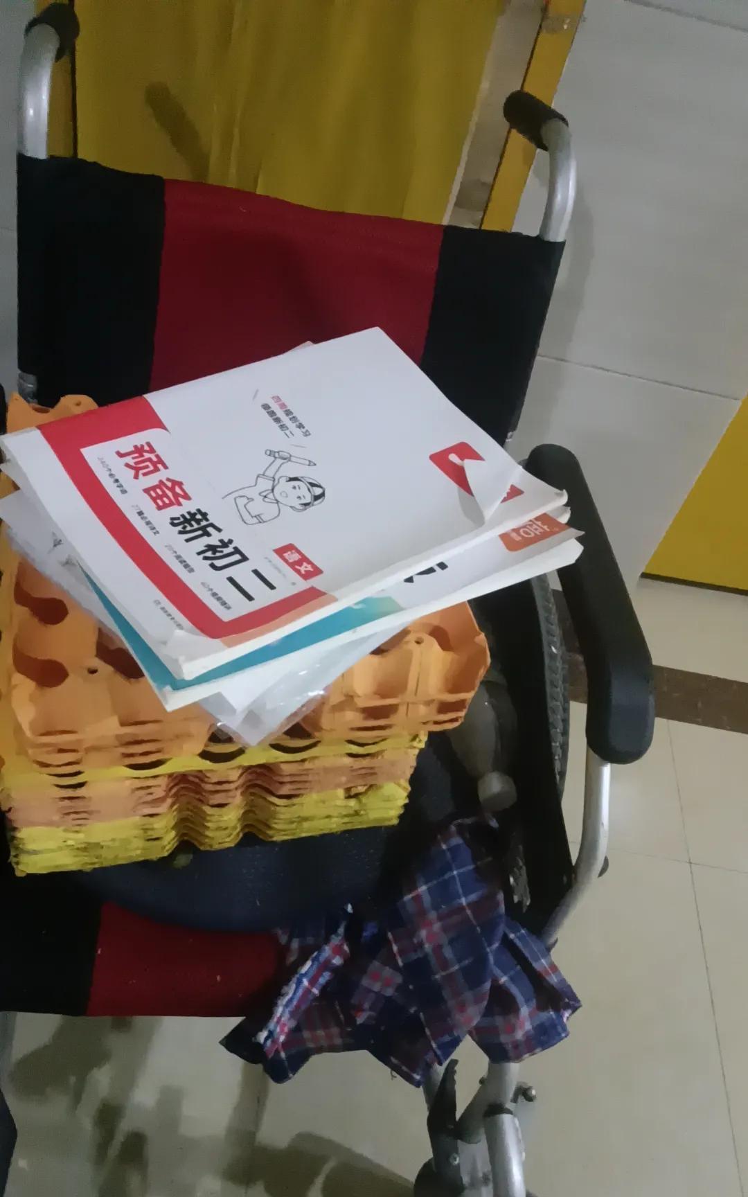 朋友说现在招技术工，本科生还不如中专生
朋友单位因为老员工要退休，需要招质检员。
