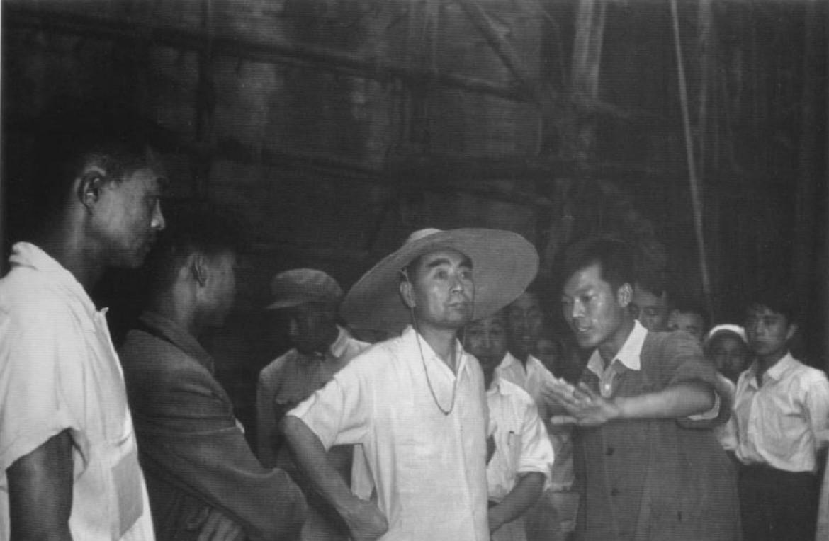 1955年08月22日，周恩来总理视察官厅水库，向水库管理处负责人详细询问水库工
