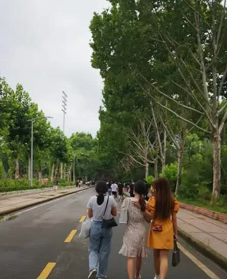 出门在外保护好自己真的太重要了。

就像武汉男生跟陌生老人上网约车失联遇害，