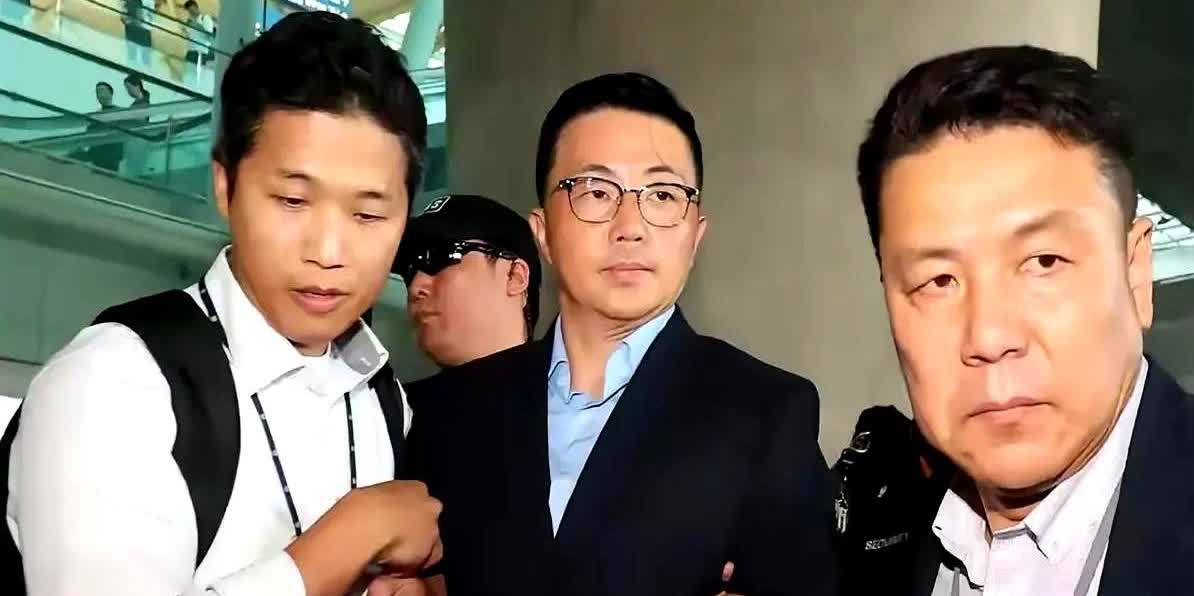 金建希沉默了
大管家金艺成一下飞机就被铐，她再无话可说
金艺成从越南直飞首尔