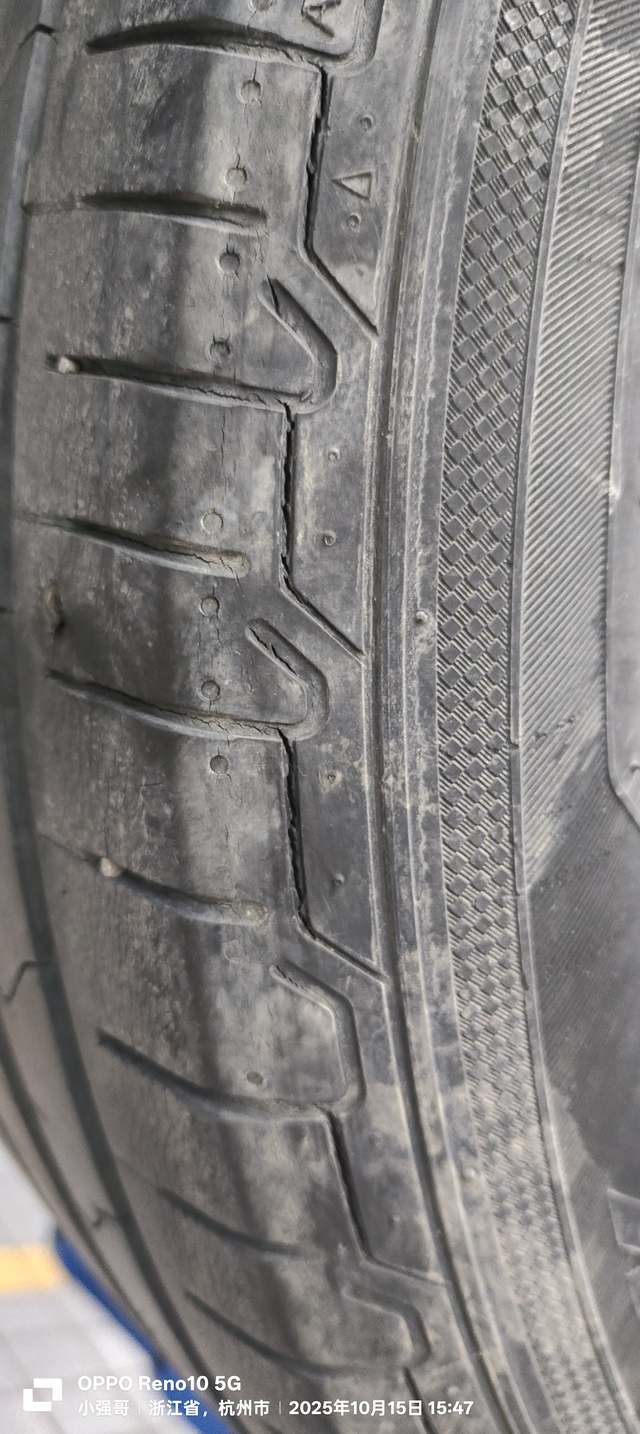 四年原车胎就这样了
21款蜂巢四年原车胎就这样了，今天去保养一直让我换胎呢，真的
