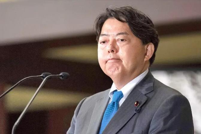 日本对中国科考船在冲之鸟礁附近活动提出严正抗议，中方回复合理合法下次继续
 据日