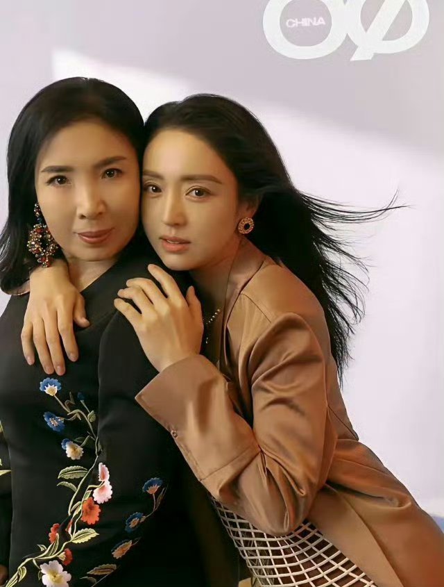 董璇与父母、女儿、张维依合影，看起来真的有玄学，果然是应验了那句老话 ​​​