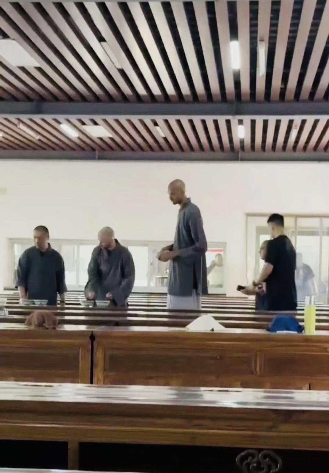 惊呆了老铁｜文班亚马在少林寺剃发为僧，法国铁塔成少林寺第一高僧。
近日随着休赛期