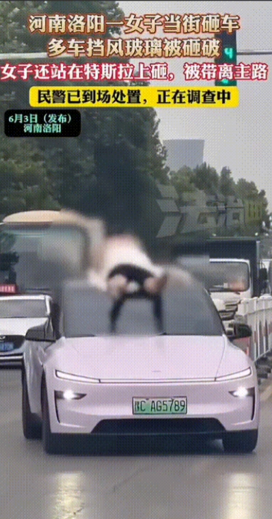 “太离谱了！”河南洛阳，一名女子手持木棍，当街情绪激动地挨个砸正在等红灯的车辆。