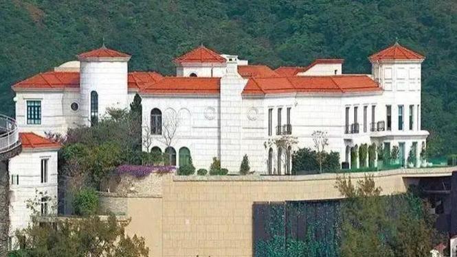 许家印香港豪宅被曝违建挖地牢，奢华大宅暗藏6000呎非法扩建