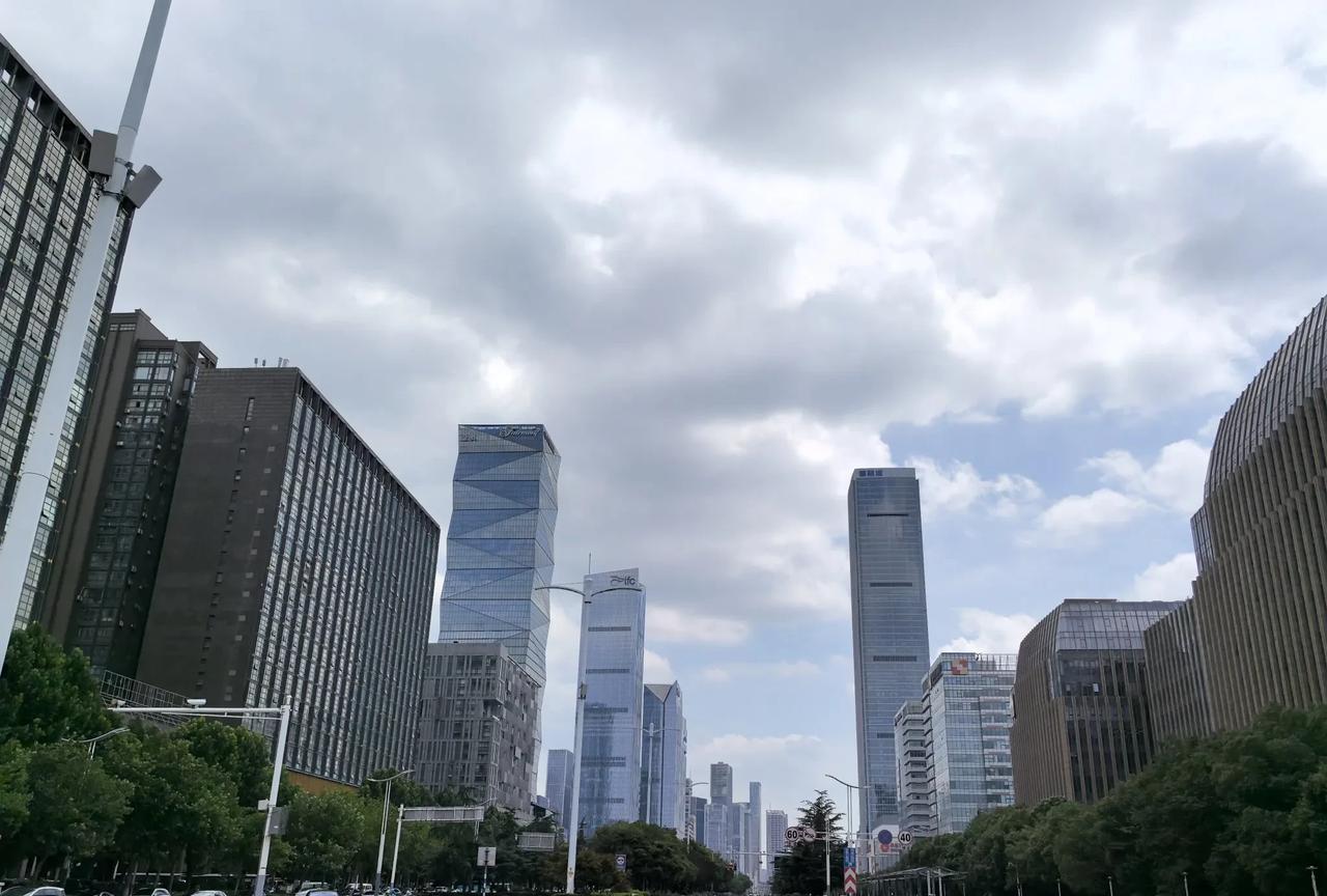 南京河西建邺江东中路奥体附近的街景。本周苏超将要在此打一场球。#南京拍照# #分