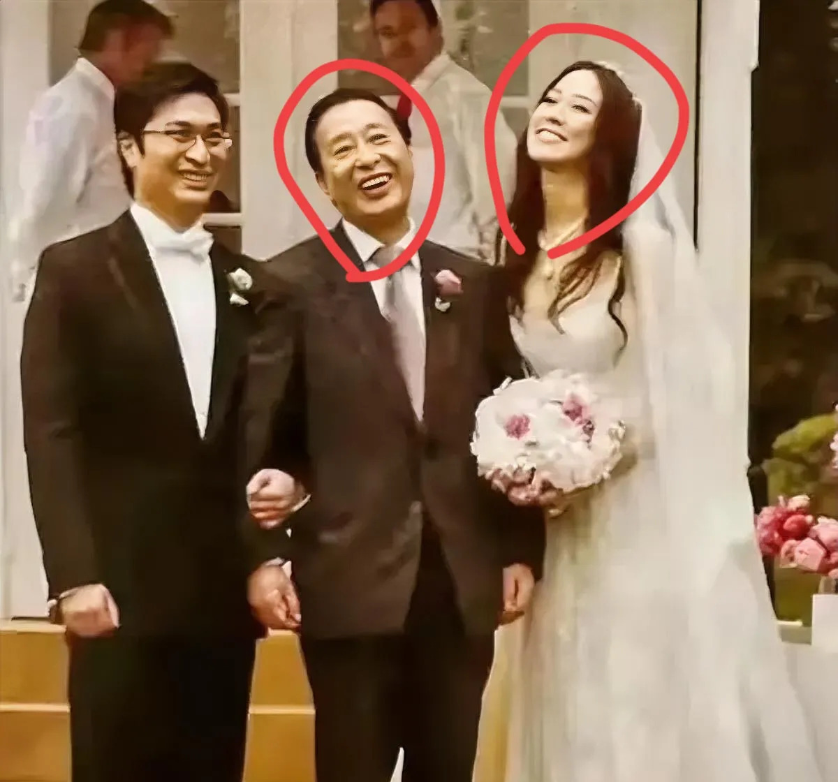 千亿媳妇哭晕豪门路











天哪！豪门巨变，千亿富翁李兆基去世了！