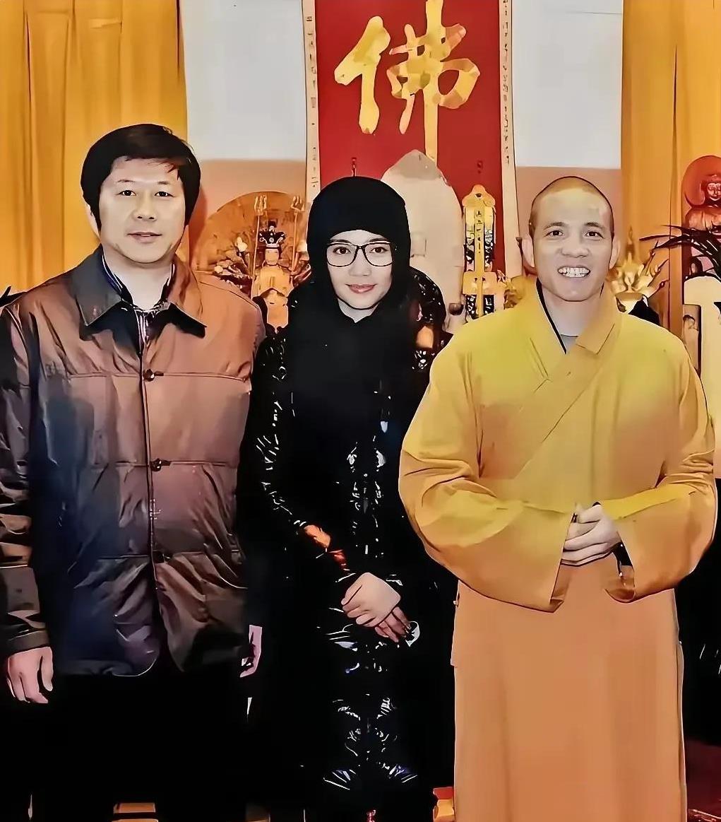 释印乐方丈与明星李冰冰在白马寺的合影，打眼一看就能感觉到，印乐法师是一位憨厚待人