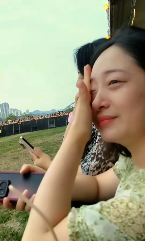 董宇辉大概自己也没料到。
他不过是安静站在绵阳街头签售
五十岁妇人突然掩面抽泣。