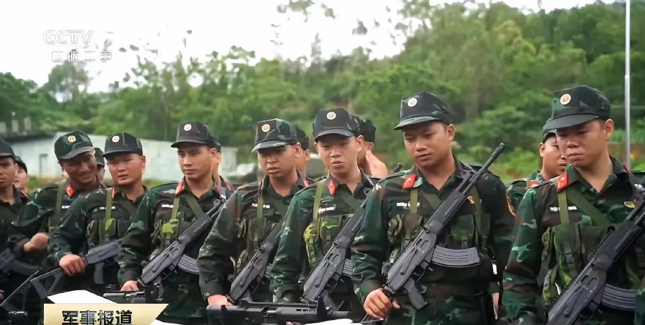 中越陆军正在举行的“携手同行一2025”联合演习，有一个亮点耐人寻味。
本次演习