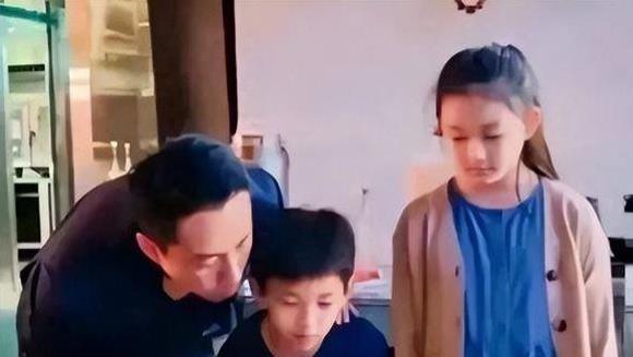 王诗龄赢麻了！同样是父母离异，小玥玥和甜馨的伤害才刚刚开始